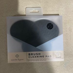 Make up brush cleaning pad